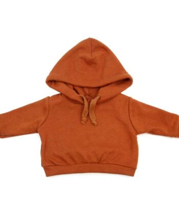 Håndsyet hoodie til dukker i rustfarve fra Memories As