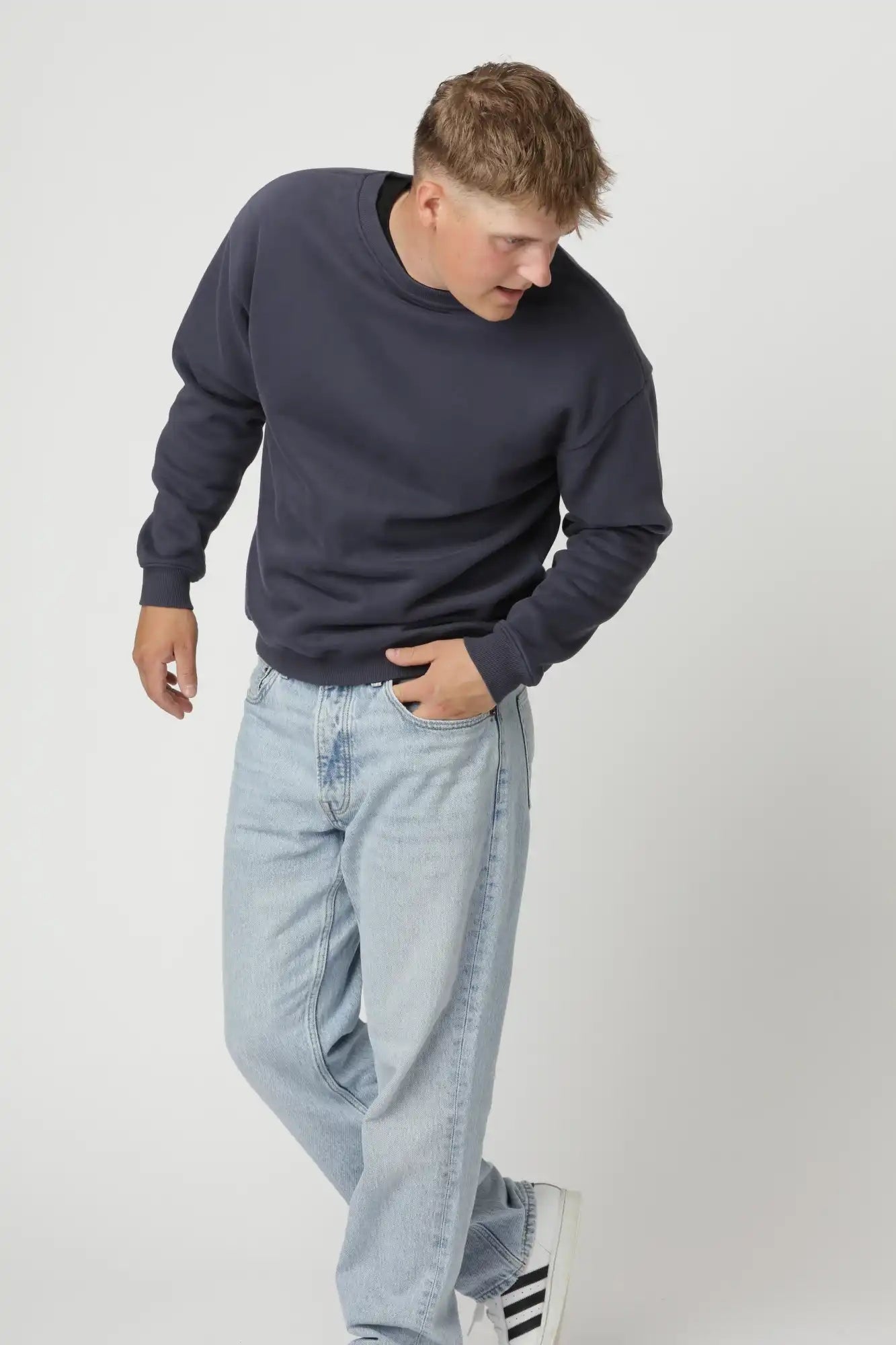 Premium Navy Sweatshirt med Dyb Rund Hals - Stilfuld Komfort