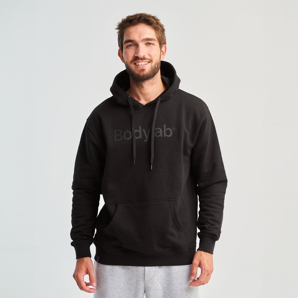 Elegant sort hoodie med tone-i-tone-logo til hverdag